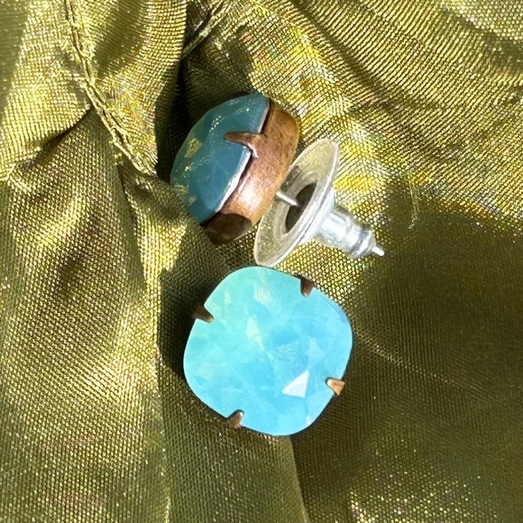 ✨Caribbean turquoise colored water in an earring! Iridescent & faceted posts - Picture 5 of 5